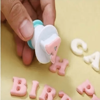 Moule à patisserie - BakingPastryDecoration™ - Alphabet Majuscule - Le sucre doré